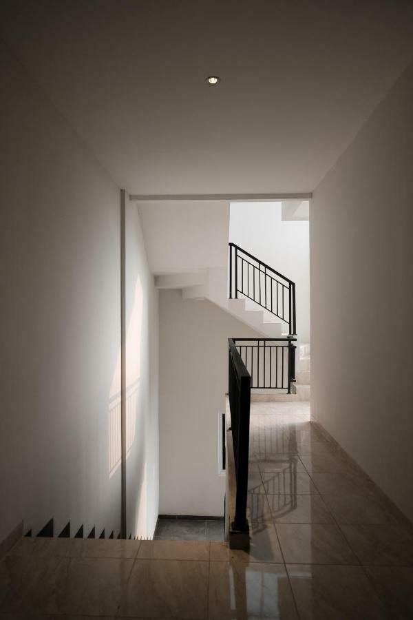 Reddoorz Near Taman Palem Hotel Джакарта Екстериор снимка